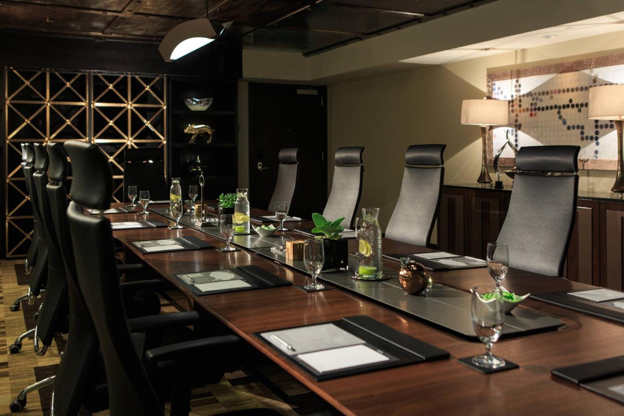 Renaissance Downtown Center 4*