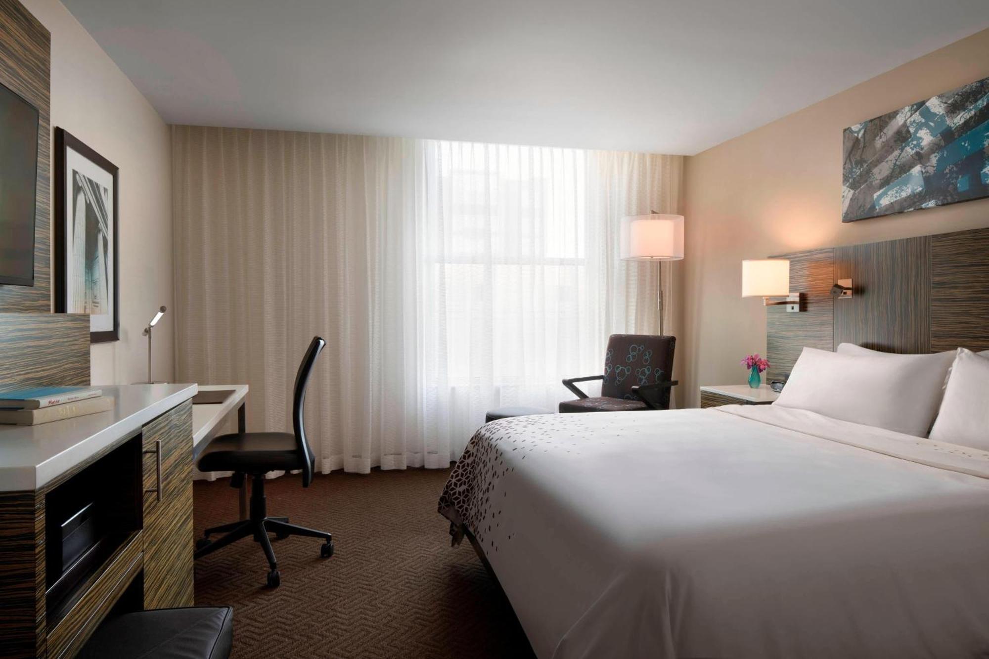 Renaissance Downtown Center Hotel 4*