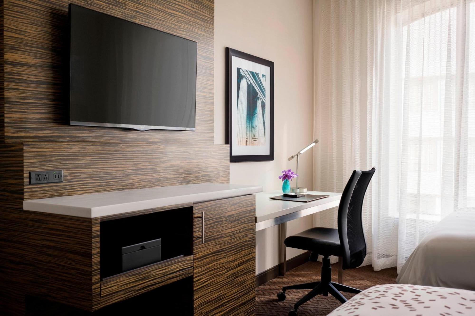 Hotel Renaissance Downtown Center 4*