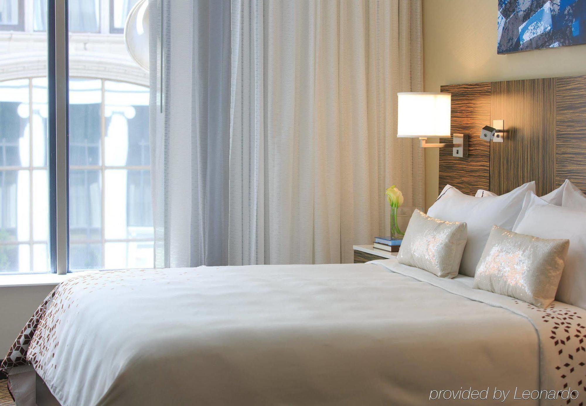 Renaissance Downtown Center Hotel 4*